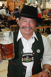 Bierpreis immer günstig € (©Foto: Ingrid Grossmann)